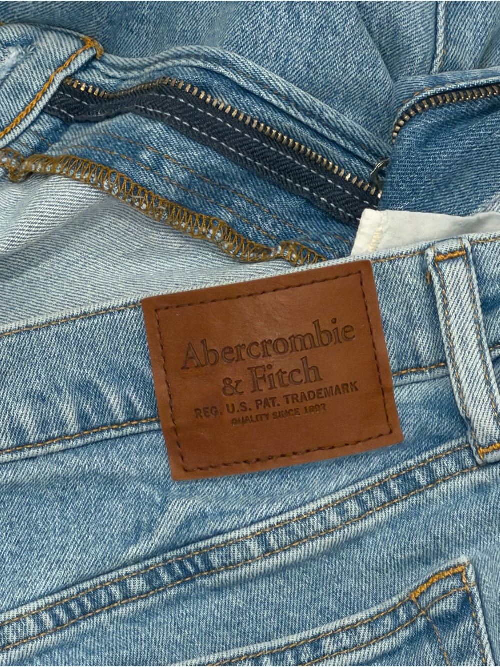 Abercrombie & Fitch Light Blue Relaxed Men's Jeans - Picture 4 of 4